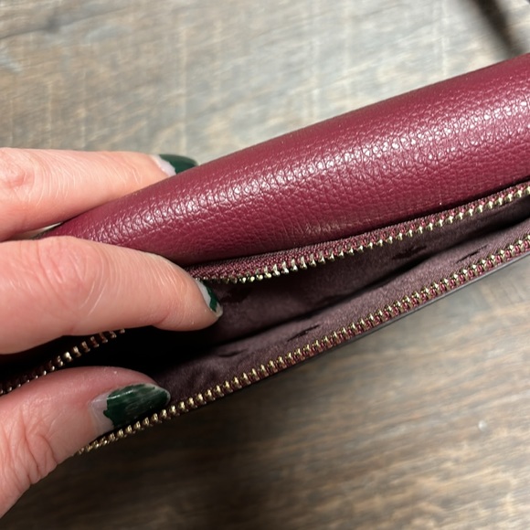 🌻 Kate Spade Maroon Purple Wristlet Zip Clutch Like New - Picture 4 of 7
